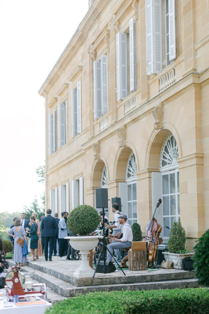 Picture perfect: Elegant wedding at La Durantie surrounded by breathtaking landscapes and the splendor of the La Durantie chateau. A magical location for your special day