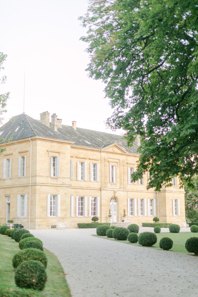 Picture perfect: Elegant wedding at La Durantie surrounded by breathtaking landscapes and the splendor of the La Durantie chateau. A magical location for your special day