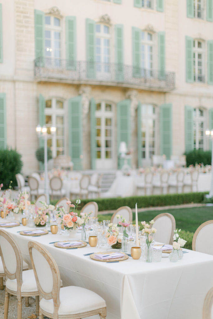photo of the wedding table during An American Wedding in Château de Tourreau
