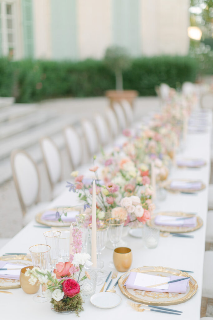 photo of the wedding table during An American Wedding in Château de Tourreau