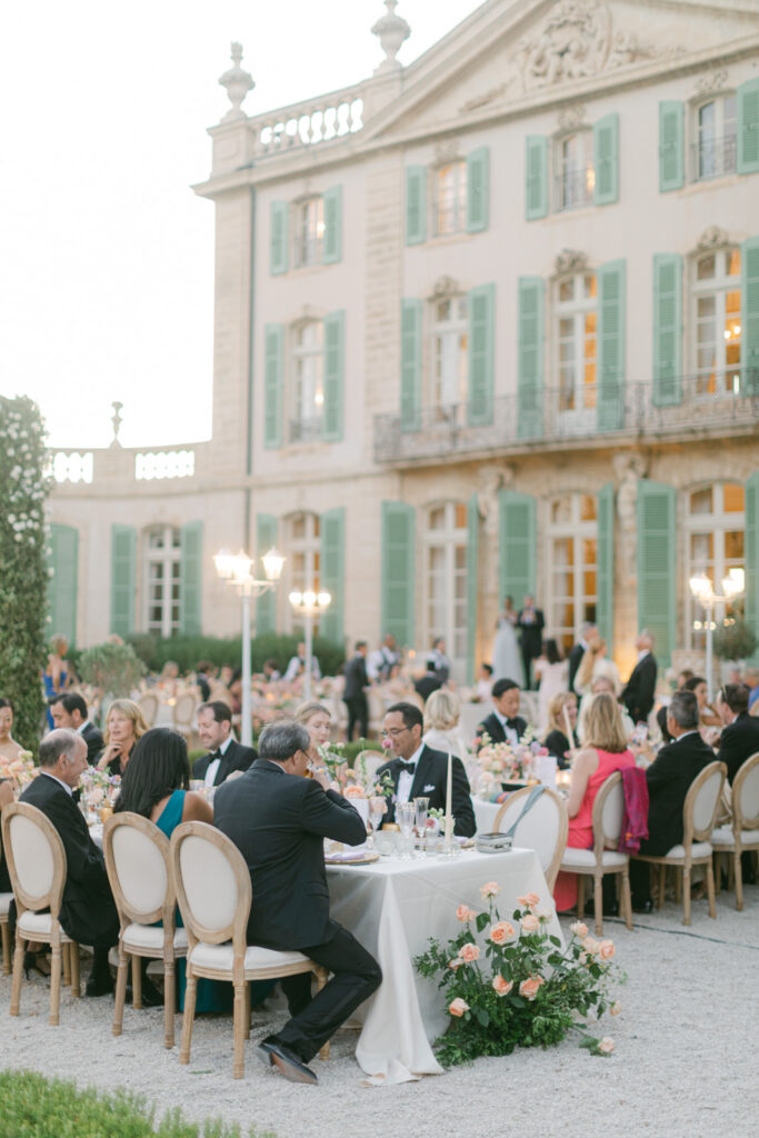 photo of the guests during An American Wedding in Château de Tourreau