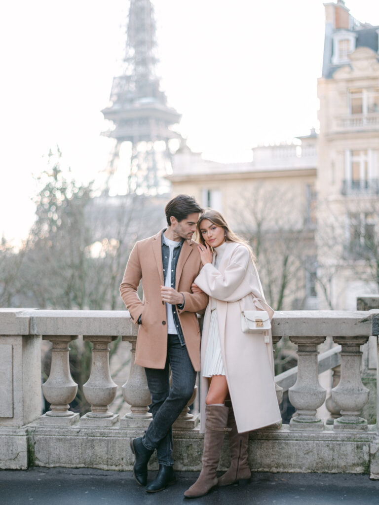 Engagement session Paris: Moments of affection