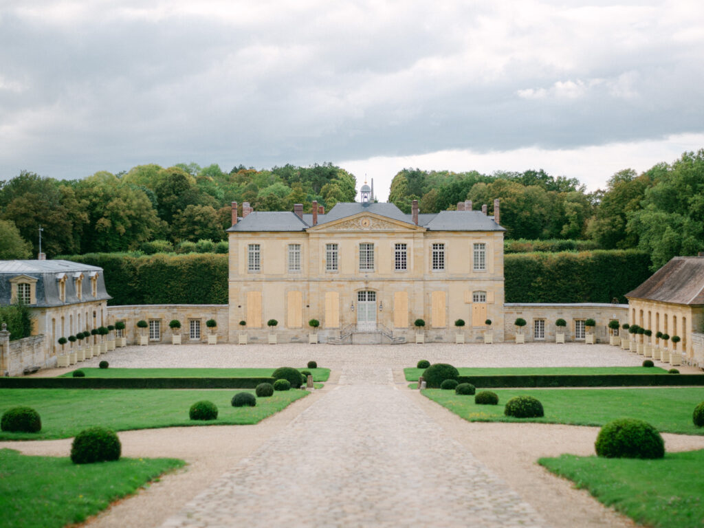 The opulent exterior of Château de Villette, reminiscent of Versailles, sets the stage for an unforgettable luxury wedding near Paris