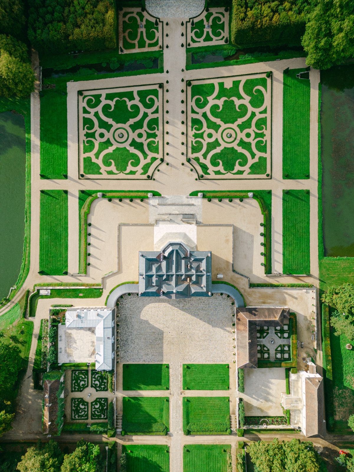 Château de Villette, captured from the sky, illustrates the grandeur and symmetry of luxury wedding châteaux near Paris