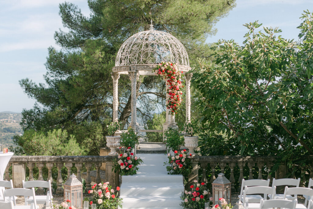 Elegant floral arrangements adorn Château Saint-Georges, featuring a blend of local Riviera blooms that enhance the romantic atmosphere of the wedding