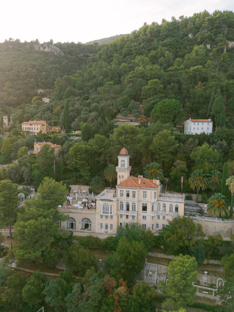 Château Saint-Georges, perched on a hill in Grasse, is the quintessence of a French-Riviera-St-Georges-Wedding, with its panoramic views of the Mediterranean Sea and surrounding lush landscapes, offering an unparalleled setting for a wedding