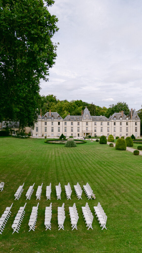A garden ceremony framed by florals and emotion, at one of the most beautiful places for a Château d’Aveny wedding near Paris.