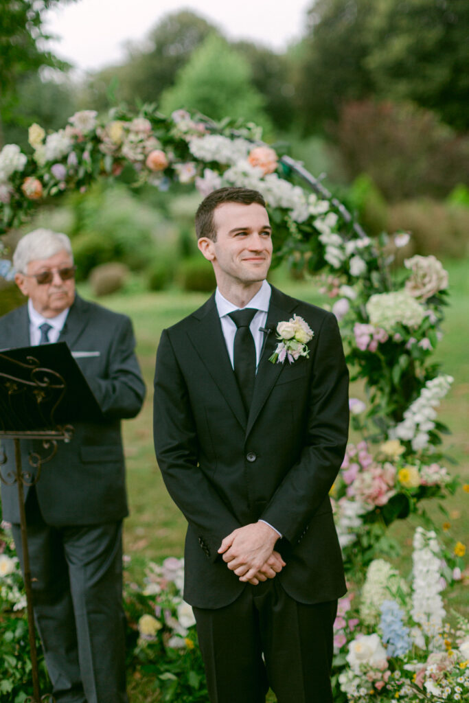 A garden ceremony framed by florals and emotion, at one of the most beautiful places for a Château d’Aveny wedding near Paris.