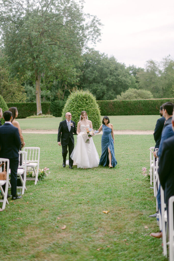 A garden ceremony framed by florals and emotion, at one of the most beautiful places for a Château d’Aveny wedding near Paris.