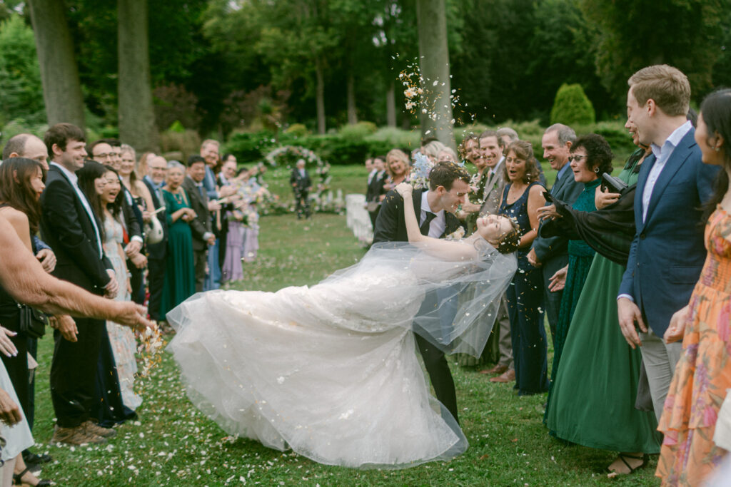 A garden ceremony framed by florals and emotion, at one of the most beautiful places for a Château d’Aveny wedding near Paris.