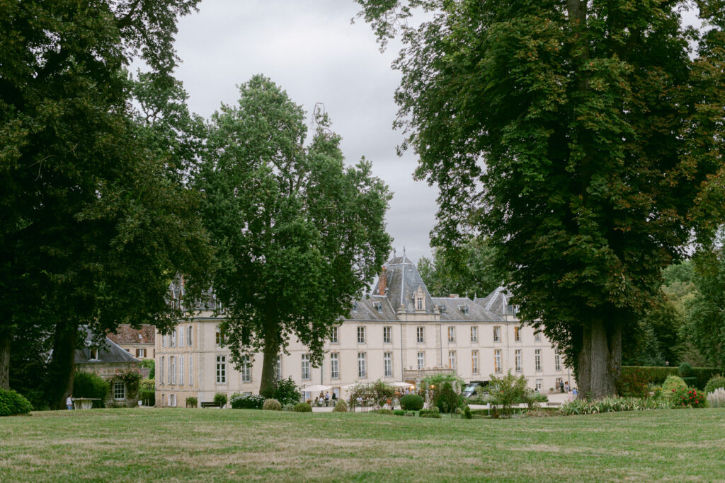 Sunlight pouring through the château windows, stillness in the air. A perfect beginning to this Château d’Aveny wedding near Paris.