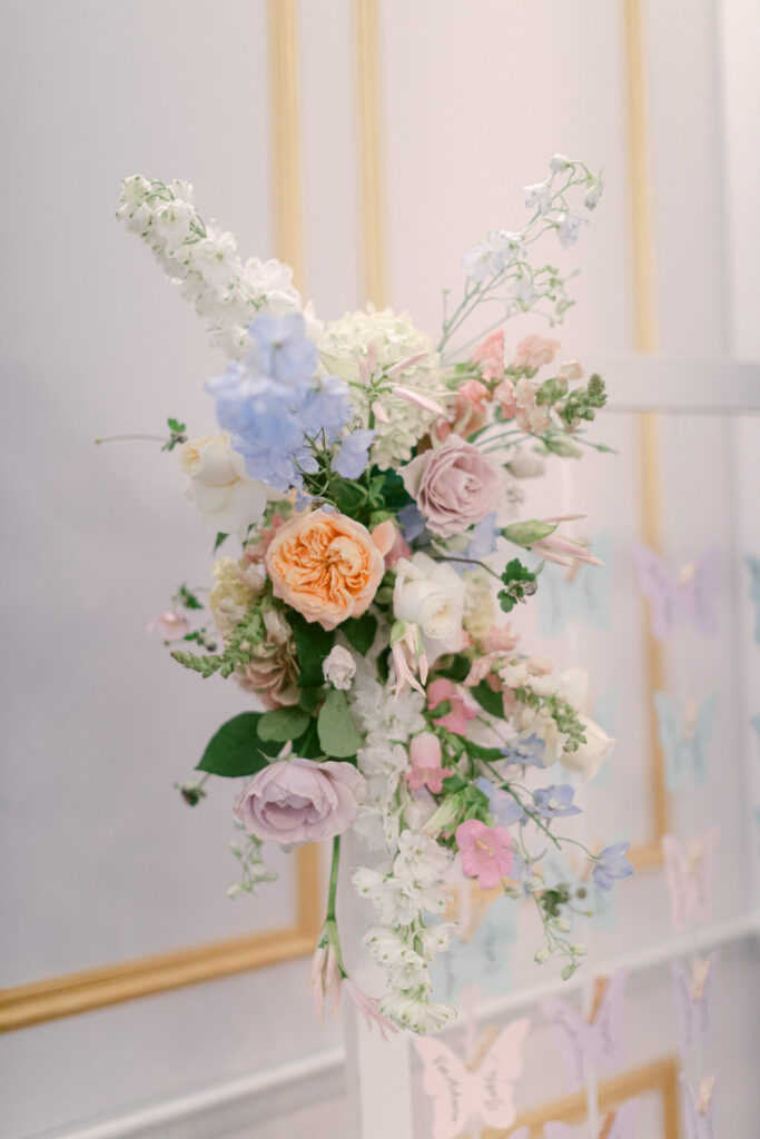 This reception was everything you’d hope for in a Château d’Aveny wedding near Paris — warm, festive, and full of soul.