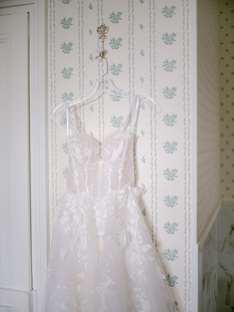 This Château d’Aveny wedding near Paris felt like a modern fairytale — every detail soft, intentional, timeless.