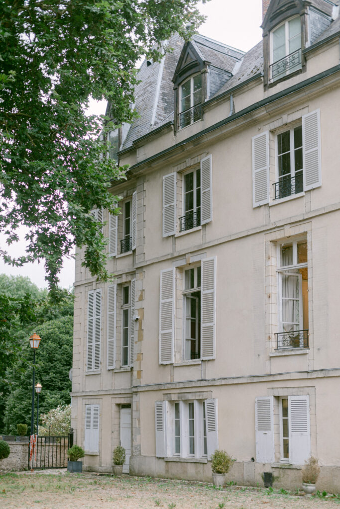 Sunlight pouring through the château windows, stillness in the air. A perfect beginning to this Château d’Aveny wedding near Paris.