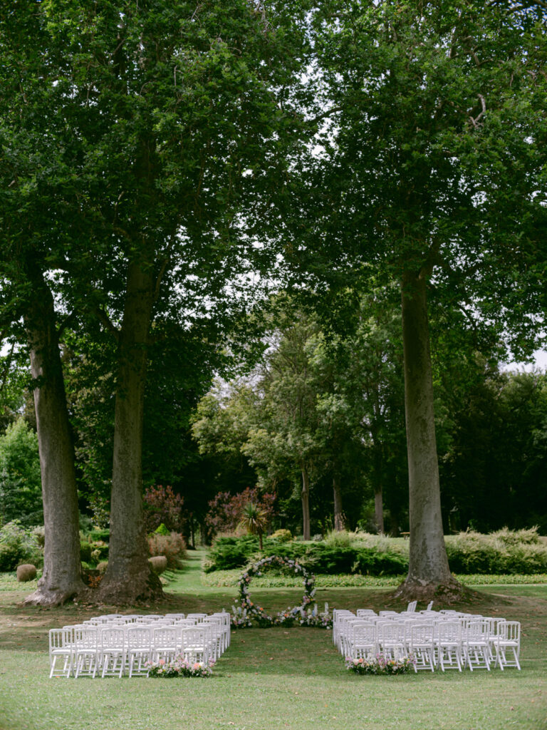 A garden ceremony framed by florals and emotion, at one of the most beautiful places for a Château d’Aveny wedding near Paris.