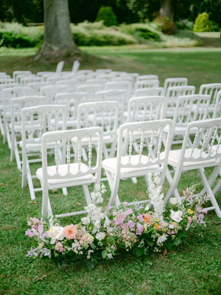 A garden ceremony framed by florals and emotion, at one of the most beautiful places for a Château d’Aveny wedding near Paris.