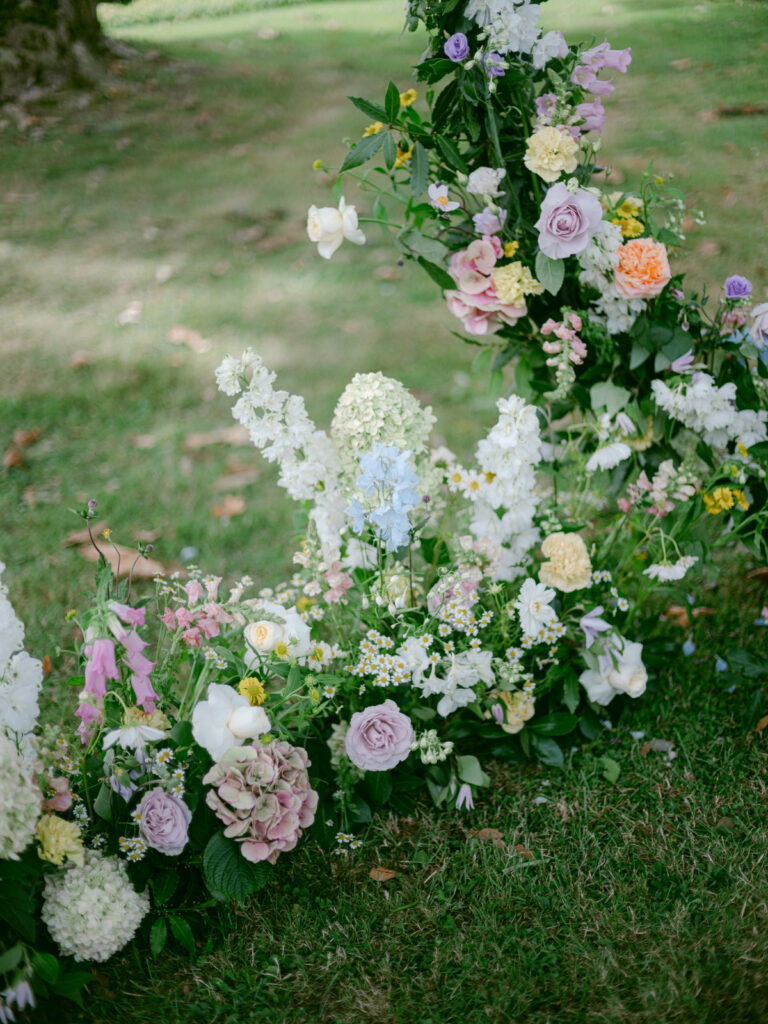 A garden ceremony framed by florals and emotion, at one of the most beautiful places for a Château d’Aveny wedding near Paris.