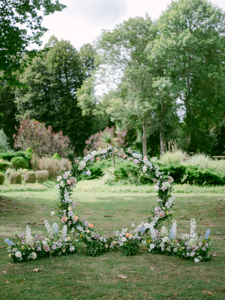 A garden ceremony framed by florals and emotion, at one of the most beautiful places for a Château d’Aveny wedding near Paris.
