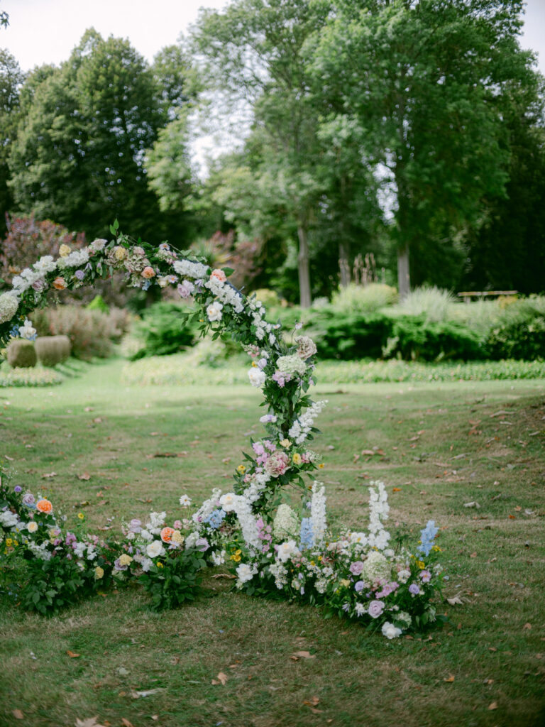 A garden ceremony framed by florals and emotion, at one of the most beautiful places for a Château d’Aveny wedding near Paris.