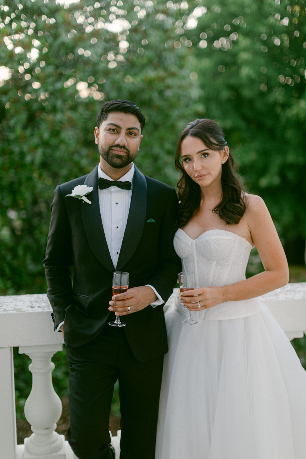 Romantic golden hour couple portraits at a Bordeaux château wedding
