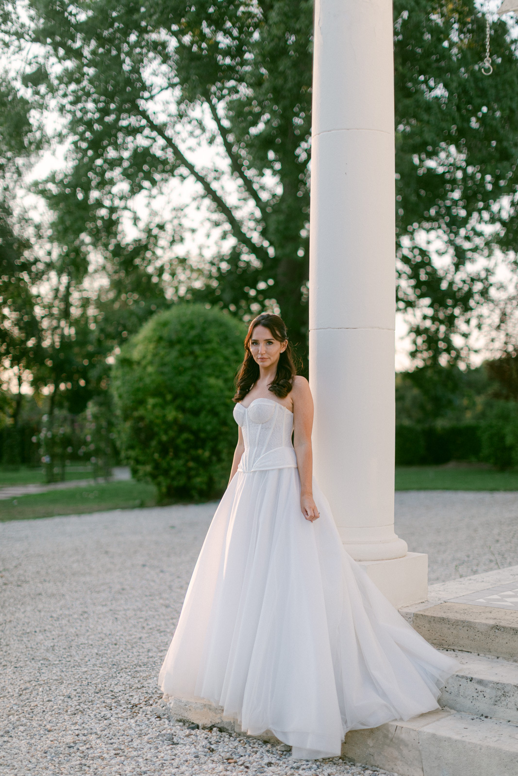 Romantic golden hour couple portraits at a Bordeaux château wedding