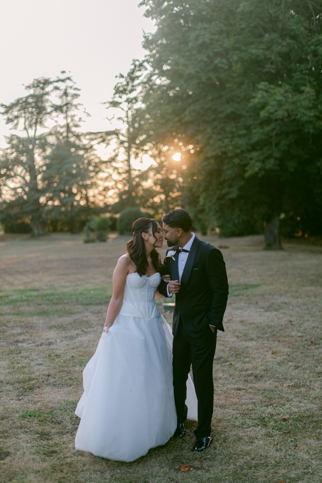 Romantic golden hour couple portraits at a Bordeaux château wedding