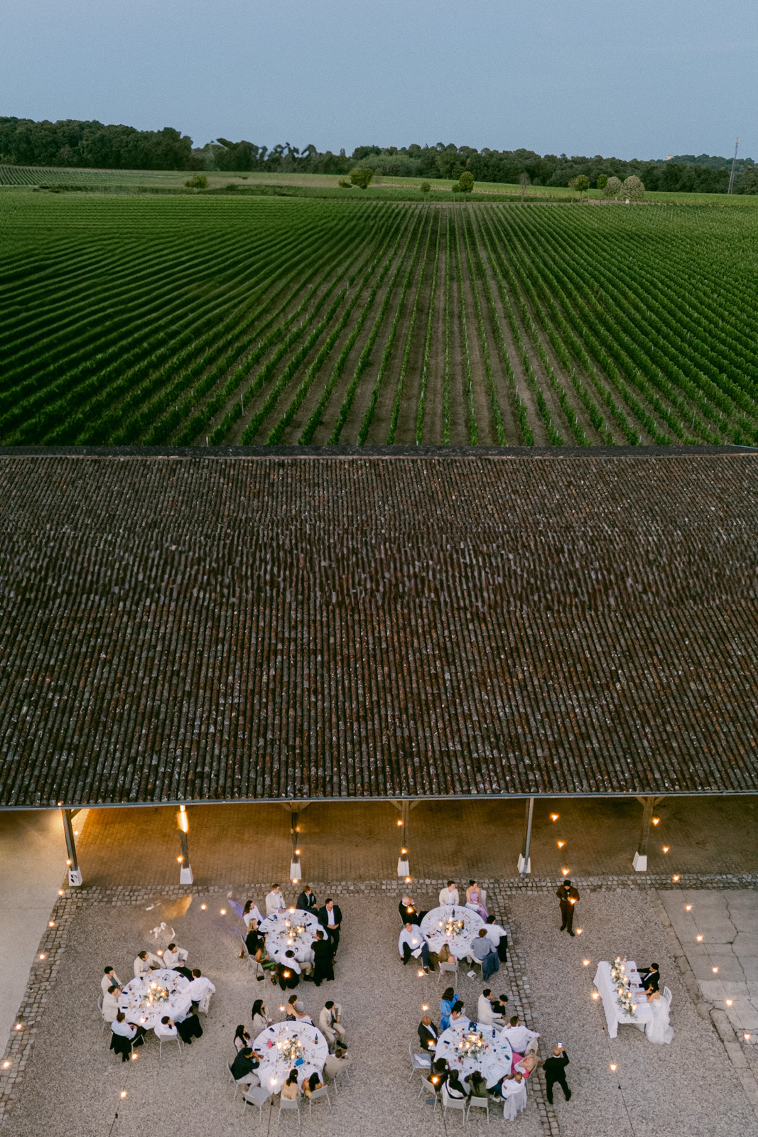 Luxury wedding dinner setup with floral arrangements at Bordeaux château