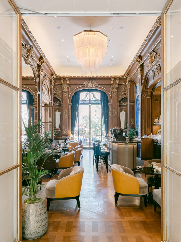 Elegant bar lounge at The Peninsula Paris, intimate venue for a luxury Paris wedding