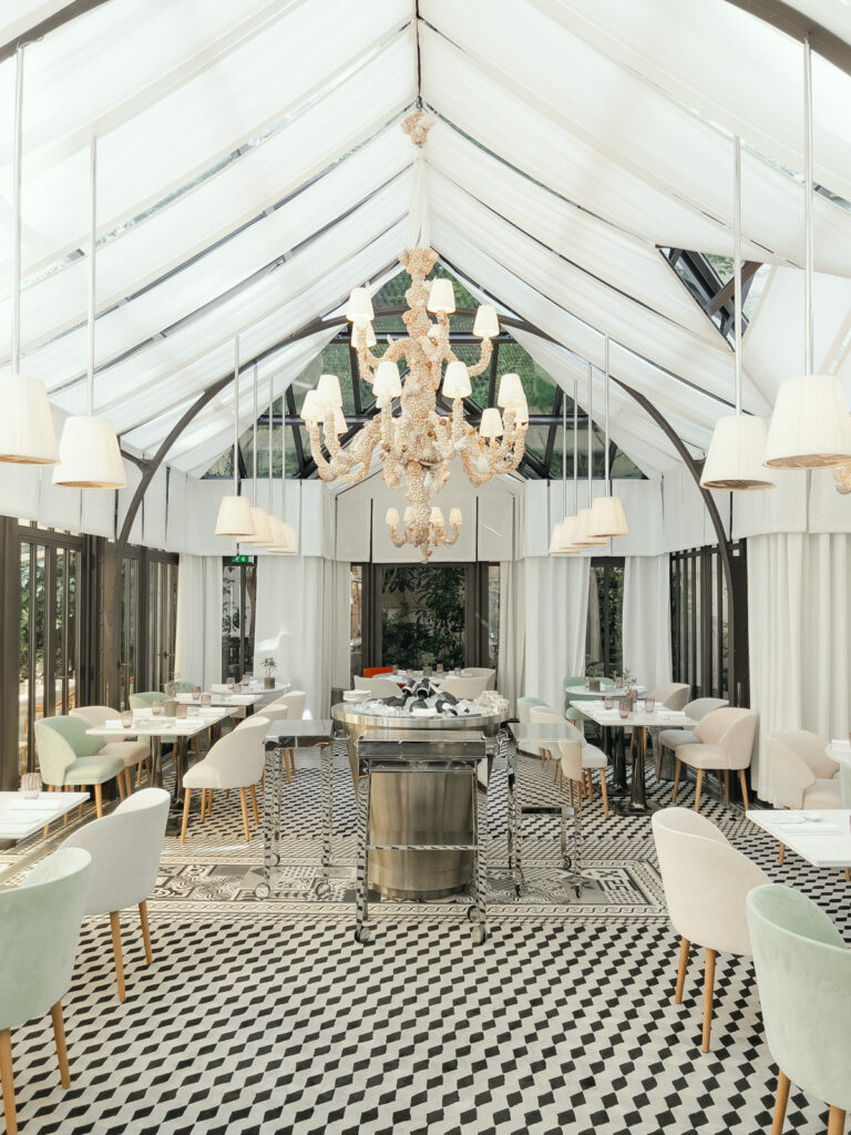 Chic dining room at Le Royal Monceau Paris, refined space for a Paris palace wedding
