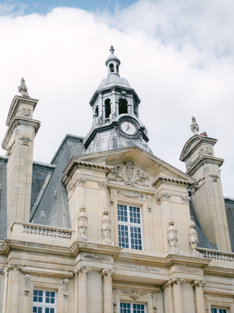 luxury wedding at Château de Saint-Martin-du-Tertre near Paris with forest backdrop