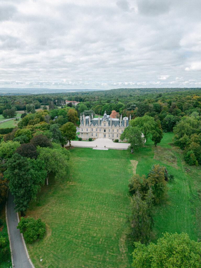 luxury wedding at Château de Saint-Martin-du-Tertre near Paris with forest backdrop