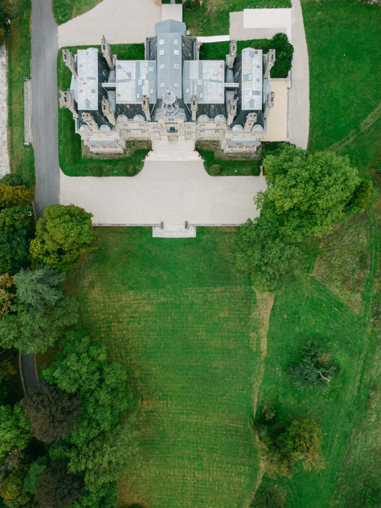 luxury wedding at Château de Saint-Martin-du-Tertre near Paris with forest backdrop