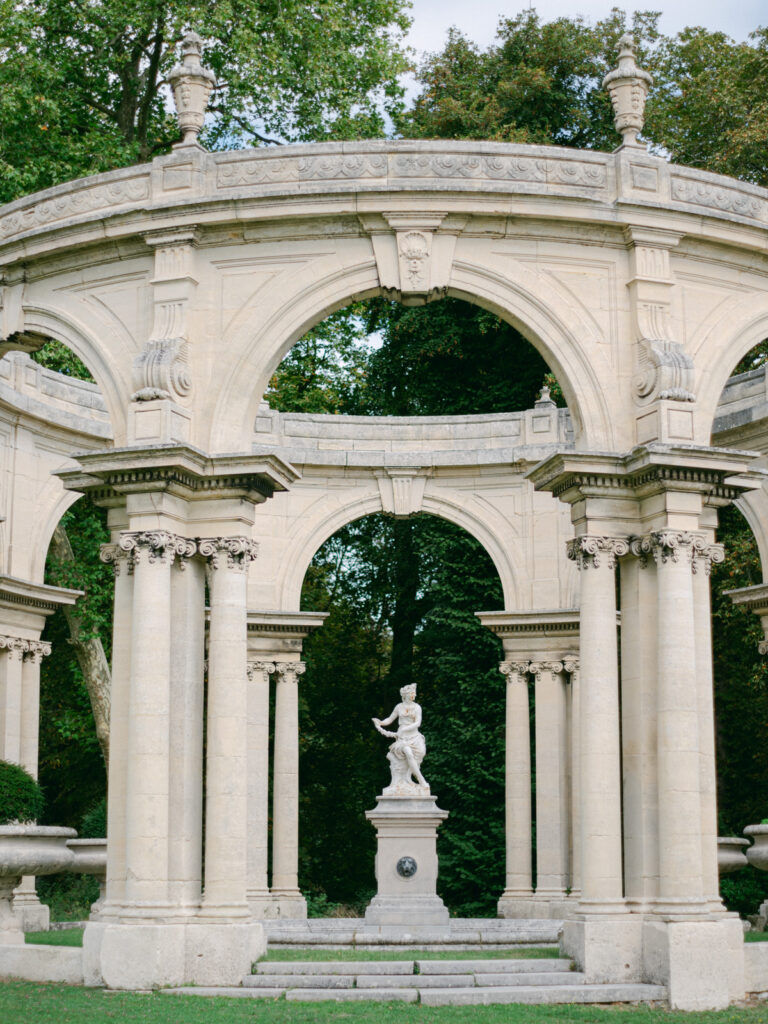 luxury wedding at Château de Saint-Martin-du-Tertre near Paris with forest backdrop