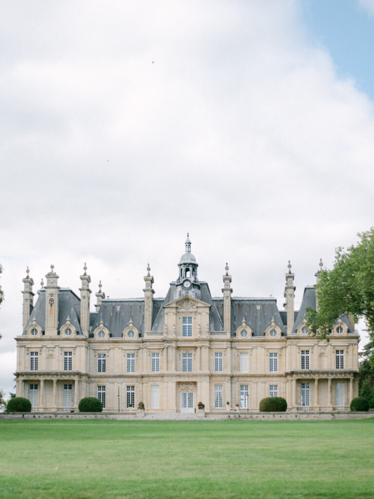 luxury wedding at Château de Saint-Martin-du-Tertre near Paris with forest backdrop