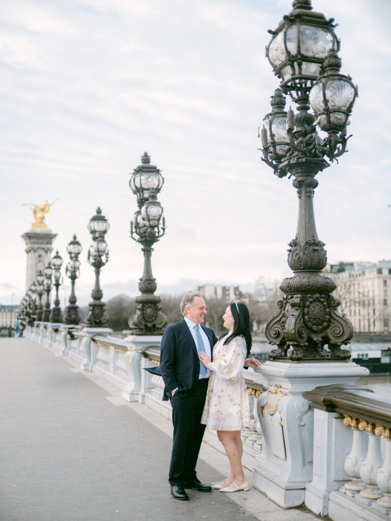 A refined morning wandering through the Louvre, the Tuileries Gardens, and Pont Alexandre III — capturing timeless moments with an editorial and natural approach.