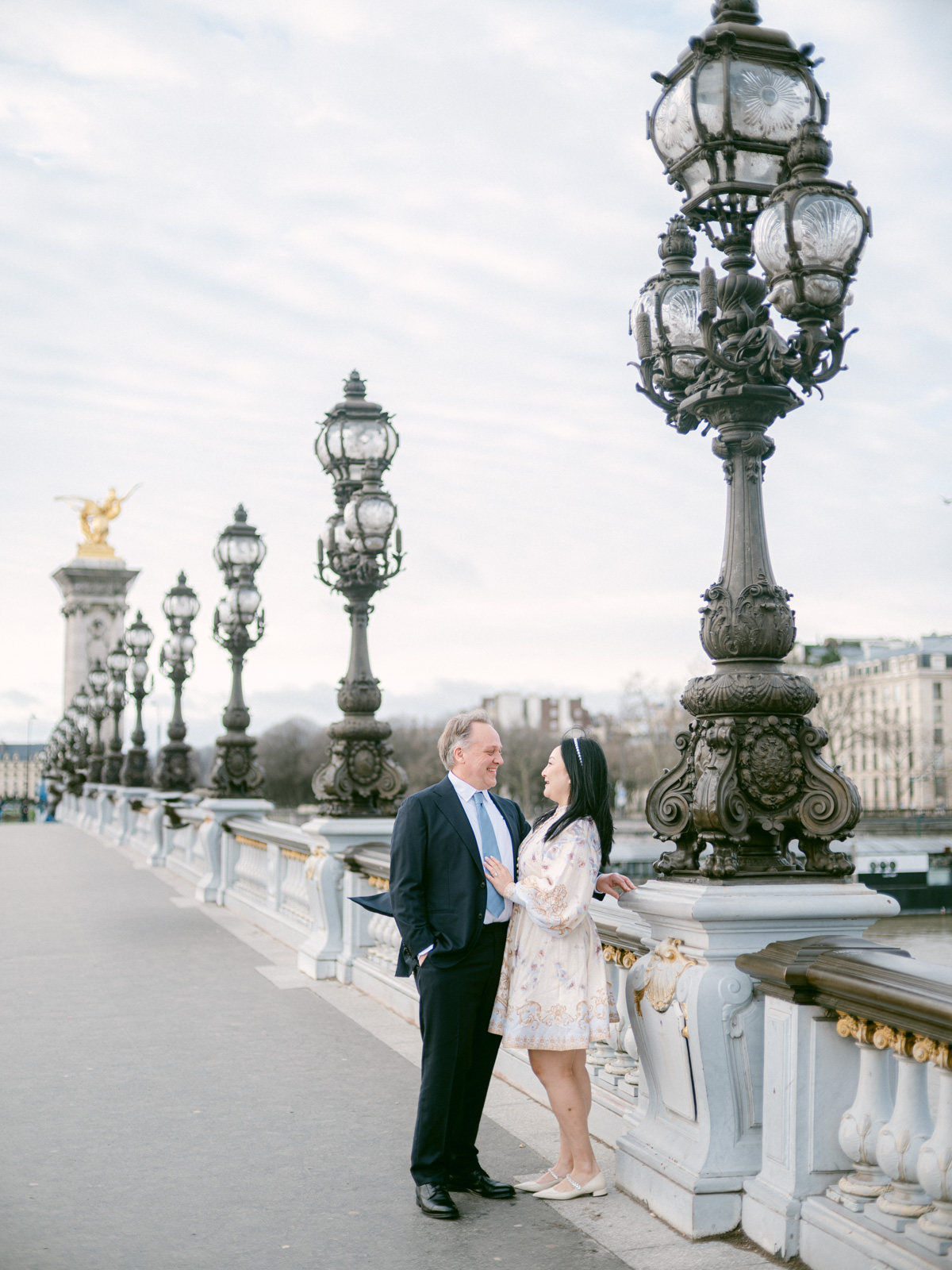 A refined morning wandering through the Louvre, the Tuileries Gardens, and Pont Alexandre III — capturing timeless moments with an editorial and natural approach.
