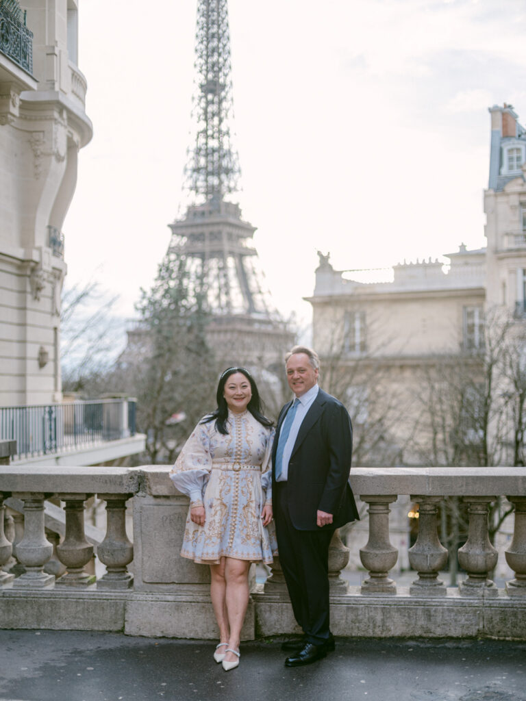 A refined morning wandering through the Louvre, the Tuileries Gardens, and Pont Alexandre III — capturing timeless moments with an editorial and natural approach.