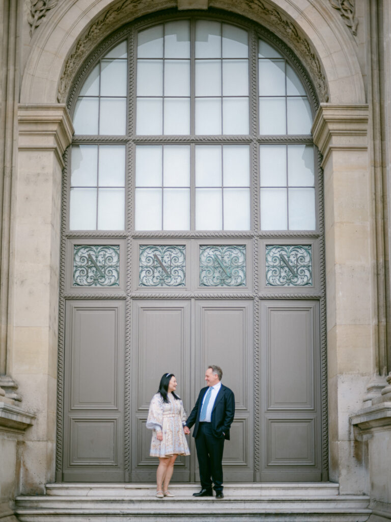 A refined morning wandering through the Louvre, the Tuileries Gardens, and Pont Alexandre III — capturing timeless moments with an editorial and natural approach.