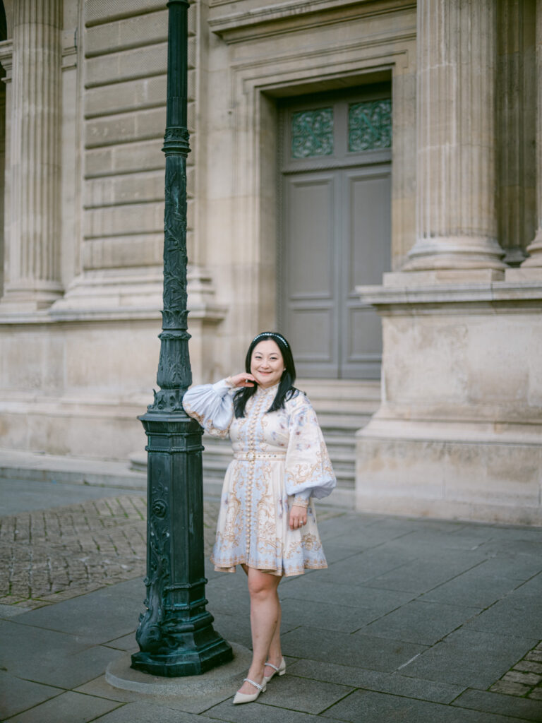 A refined morning wandering through the Louvre, the Tuileries Gardens, and Pont Alexandre III — capturing timeless moments with an editorial and natural approach.
